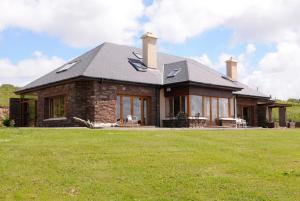 En hage utenfor Inch Beach House B&B