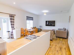 Una cocina y una sala de estar con mesa y sillas. en Easter Caiplich - Uk30263, en Cray