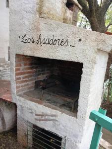 a brick oven with the words los albanos written on it at Refugio Blue Hill in Villa Cerro Azul