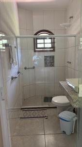 ein Badezimmer mit Dusche und Toilette in der Unterkunft Pousada Spazio San jose in Saquarema