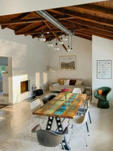 Χώρος καθιστικού στο Lake House With Private Dock At Nature Reserve