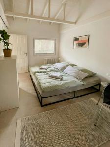 Ένα ή περισσότερα κρεβάτια σε δωμάτιο στο Lake House With Private Dock At Nature Reserve