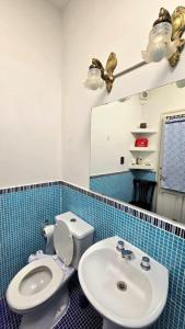 メンドーサにあるTu rincón en ciudadのトイレと洗面台のあるバスルーム +22枚の写真