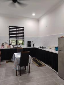 Η κουζίνα ή μικρή κουζίνα στο D'PineA Field Homestay