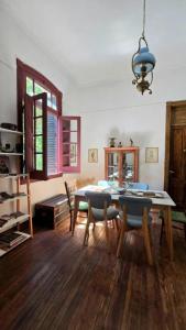 メンドーサにあるTu rincón en ciudadのテーブルと椅子のあるダイニングルーム