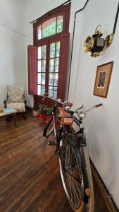 メンドーサにあるTu rincón en ciudadの壁に寄りかかった自転車