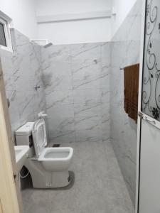 亭可马里Trinco Salli Beach Resort的浴室里有白色马桶和洗手池