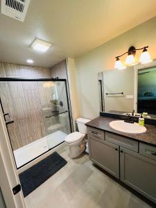 Un baño con ducha, inodoro y lavabo. en Rest and retreat river house, en Grants Pass 20 fotos más