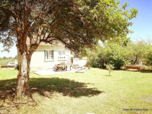 a house with a tree and a bench in a yard at Maison dans hameau avec jardin clos et climatisation, proche activités - FR-1-489-284 in Couleuvre