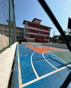 a basketball court in front of a building at Apartamento Cop 30 in Belém