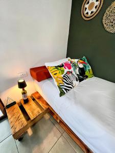 een kamer met een bed met een tafel en een kussen bij Finca Aisa -Boutique bungalows in Ometepe island in Santa Cruz +79 foto's