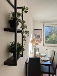 a dining room with a table with plants on the wall at Gemütliche, zentrale Wohnung nahe Uni & Düsseldorf in Niederdorla +19 photos