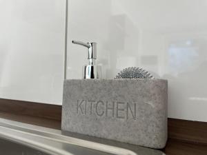 a bathroom sink with a faucet on a ledge at Gemütliche, zentrale Wohnung nahe Uni & Düsseldorf in Niederdorla