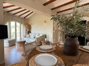 sala de estar con mesa y jarrón con planta en Beautiful villa with pool and stunning view, en Boterías