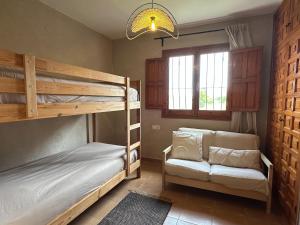 1 dormitorio con 2 literas y sofá en Beautiful villa with pool and stunning view, en Boterías 26 fotos más