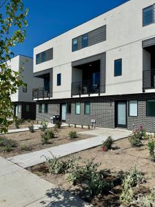 ein Apartmenthaus mit einem Innenhof davor in der Unterkunft 4BR Townhome near Downtown-SLC Airport in Salt Lake City