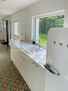 Η κουζίνα ή μικρή κουζίνα στο Lake House With Private Dock At Nature Reserve