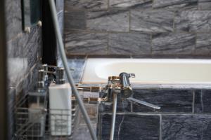 富士市にあるかんさんのお宿のバスタブと洗面台のあるバスルーム +49枚の写真