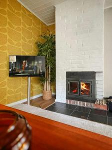 TV a/nebo společenská místnost v ubytování Embrace The Island Life And Natural Wilderness