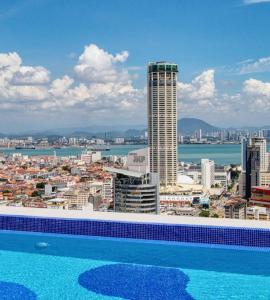 einen Pool mit Stadtblick in der Unterkunft New and Cozy Georgetown Studio in George Town