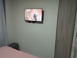einen TV an der Wand in einem Schlafzimmer in der Unterkunft Condominio cumbres de reñaca ll in Viña del Mar