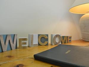 een laptop op een houten vloer naast het woord vibe bij Fellmere in Ambleside