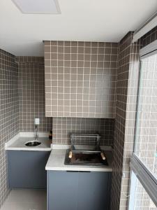 Kuchyň nebo kuchyňský kout v ubytování Apartamento Pé na Areia com Churrasqueira Carvão Wi Fi Grátis