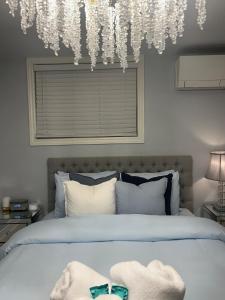 En eller flere senge i et værelse på Modern Stylish Beautiful Room & Den