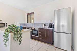 Kuchyň nebo kuchyňský kout v ubytování Salt & Sand I 2BR Palm Cove Spa, Café & Bar