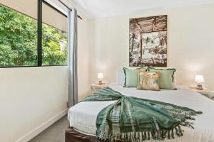 Postel nebo postele na pokoji v ubytování Salt & Sand I 2BR Palm Cove Spa, Café & Bar