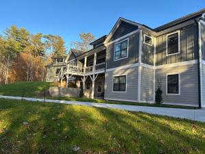 Casa blanca grande con porche en Hidden Gem, en Weaverville