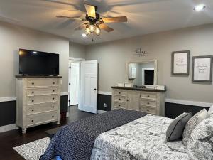 Un dormitorio con una cama y un televisor de pantalla plana. en Hidden Gem, en Weaverville