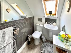 ein Badezimmer mit Toilette und Waschbecken in der Unterkunft Rose Cottage in Dingwall + 4 Fotos