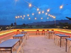 Un grupo de mesas y sillas en un patio por la noche. en American Roadhouse Hotel and Restaurant, en Candijay 30 fotos más