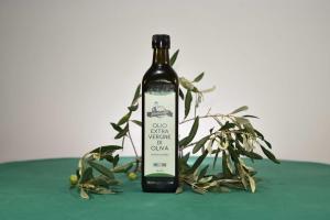 a bottle of wine sitting next to a plant at Casa blu' con terrazza panoramica in Partanna