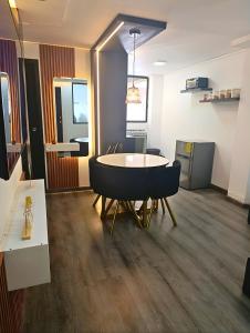 Φωτογραφία από το άλμπουμ του Departamento Black and Gold de lujo, confort y ducha Spa σε Κίτo