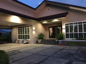 Φωτογραφία από το άλμπουμ του Pool Villa with 3 bedrooms σε Λαμπουάν