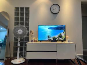 Μια τηλεόραση ή/και κέντρο ψυχαγωγίας στο Amazing Spacious Seaview Condo