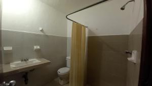 ein Badezimmer mit Toilette und Waschbecken in der Unterkunft Hotel Casa Zued chichen itza in Pisté