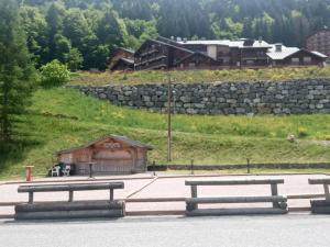 einer Gruppe von Bänken vor einem Gebäude in der Unterkunft Studio cosy à St Jean d'Aulps, au pied des pistes - FR-1-573-146 in Saint-Jean-dʼAulps + 3 Fotos