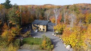an aerial view of a house in the woods at Le SUMMUM in Sainte Anne des Lacs