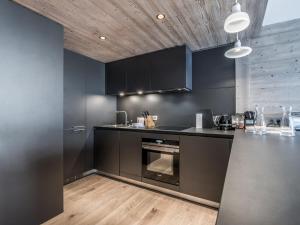 Nhà bếp/bếp nhỏ tại Charmant appartement au cœur de Courchevel, WIFI, bien-être inclus - FR-1-562-92