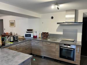 Kuchyň nebo kuchyňský kout v ubytování Appartement spacieux 8 pers centre Autrans, terrasse - FR-1-737-102 + 3 fotografie