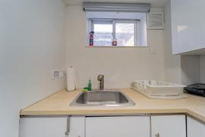 een aanrecht met een wastafel en een raam bij Bright & Spacious 2 Bedroom Apartment Free Wi-Fi, Free Parking, Near Nature Trails in Toronto
