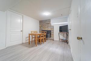 een eetkamer met een tafel en stoelen en een deur bij Bright & Spacious 2 Bedroom Apartment Free Wi-Fi, Free Parking, Near Nature Trails in Toronto