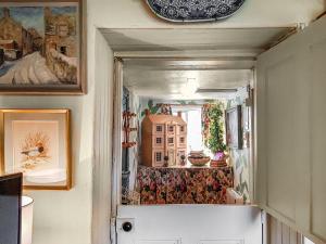 eine Küche mit Kühlschrank in einem Zimmer in der Unterkunft Ivy Cottage in Crieff