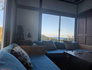 Χώρος καθιστικού στο Noble Savage