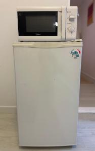 een magnetron bovenop een koelkast bij Stay comma in Seoul