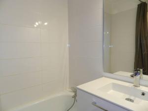 Koupelna v ubytování Studio à Bormes-les-Mimosas avec accès plage, terrasse et parking - FR-1-251-875 + 11 fotografií