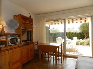 Kuchyň nebo kuchyňský kout v ubytování Studio à Bormes-les-Mimosas avec accès plage, terrasse et parking - FR-1-251-875